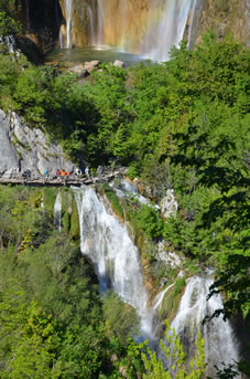 プリトヴィッツェ滝、カラナ川に注いでいる。